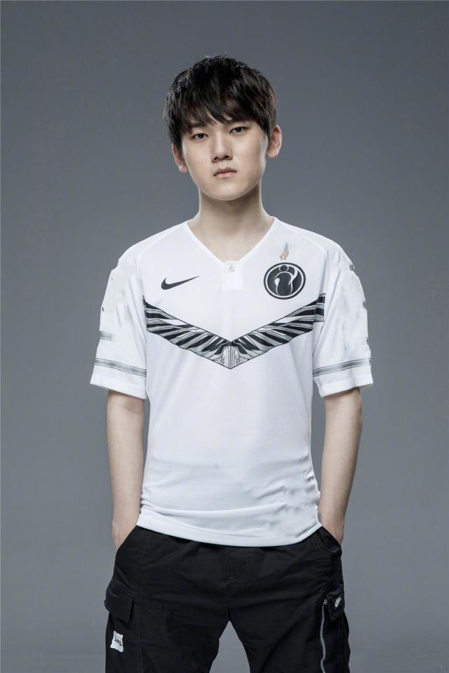 纳什均衡在扑克中的应用：为什么保持“平衡”是防止被剥削的关键？（从纳什均衡看扑克策略：为何“平衡”是避免被剥削的核心？）